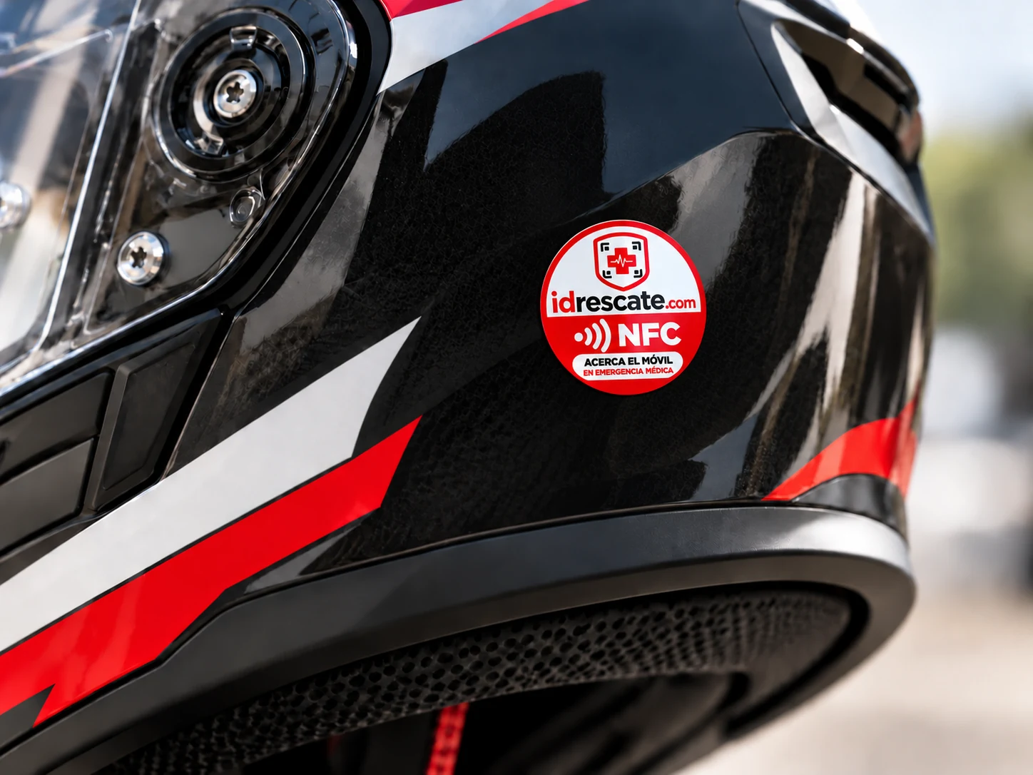 Casco de moto con etiqueta NFC de información sanitaria y emergencia